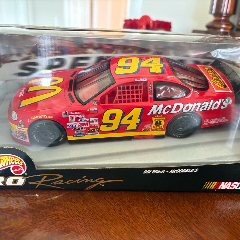 Hot Wheels Bill Elliott NASCAR Die-Cast Car 1:24